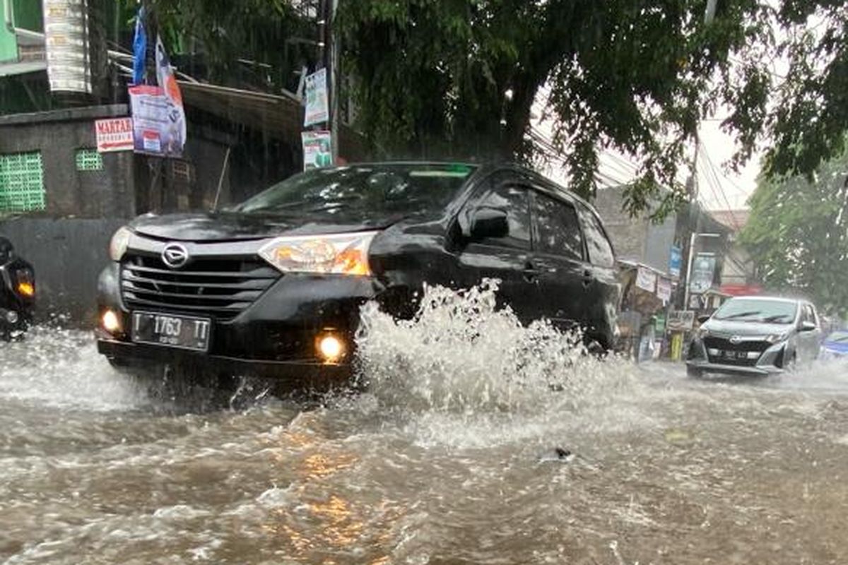 Batas Aman Mobil Melewati Banjir