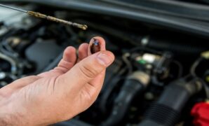 Cara Cek Volume Oli Mesin Mobil Menggunakan Dipstik