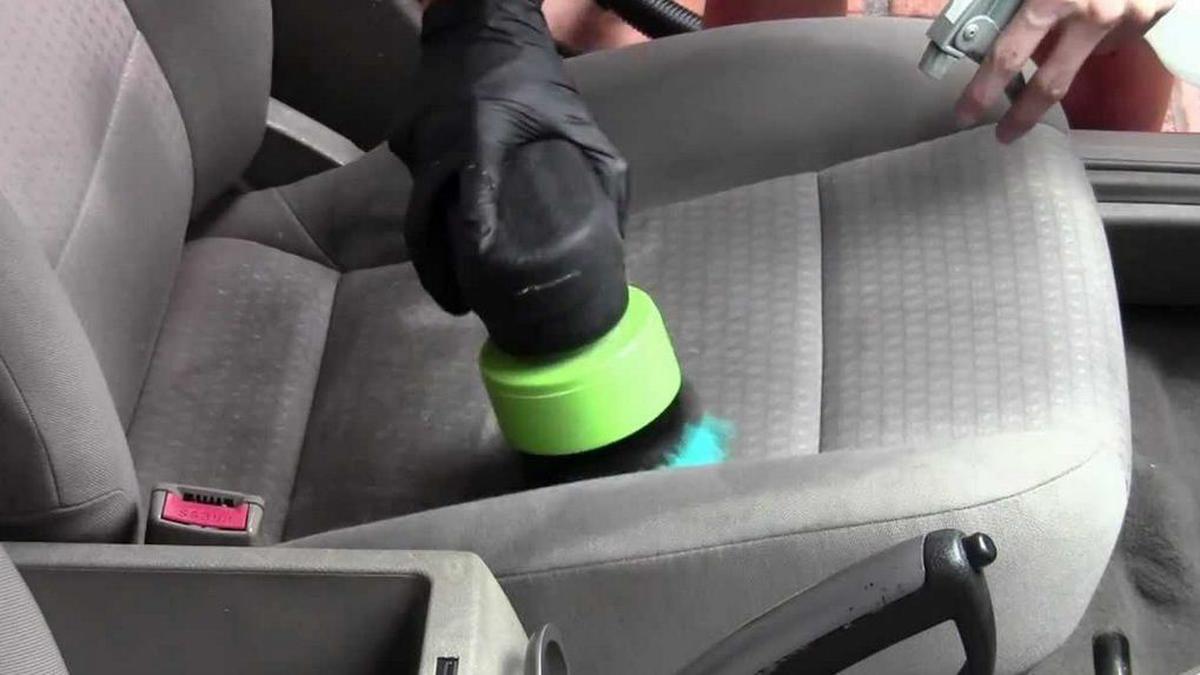 Cara Membersihkan Noda Tumpahan Makanan di Jok Mobil Kain