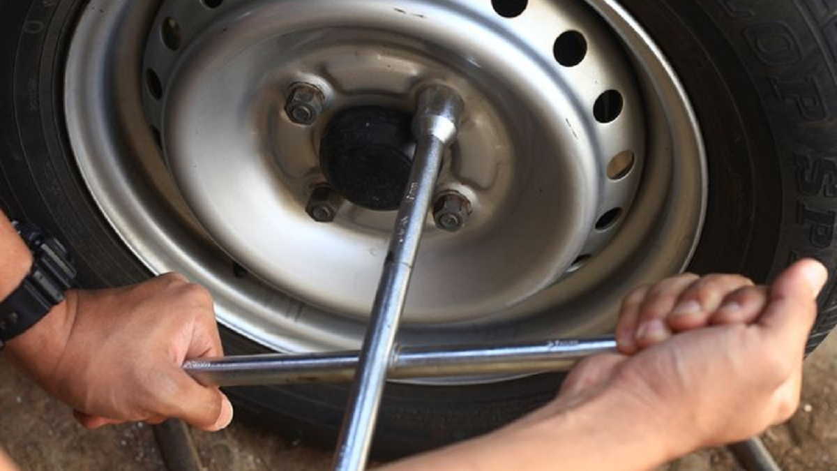 Cara Mengatasi Baut Roda Mobil Yang Patah Atau Dol