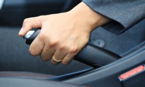 Cara Mengatasi Rem Mobil Macet