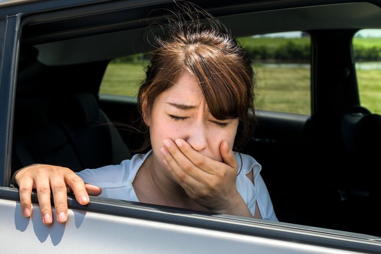 Cara Menghilangkan Bekas Muntah di Dalam Mobil Tanpa Sisa Bau