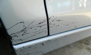 Cara Menghilangkan Noda Aspal di Mobil Putih