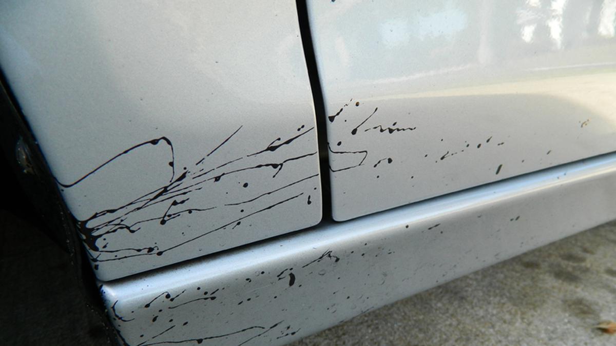 Cara Menghilangkan Noda Aspal di Mobil Putih