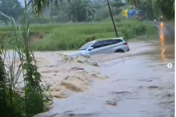 Cara Tepat Menangani Mobil Setelah Kena Banjir