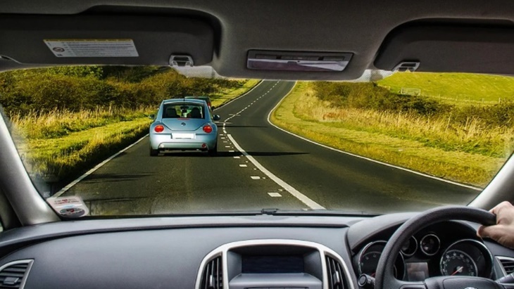 Tips Aman Menyalip Mobil Lain Di Jalan