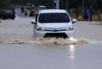 Tips Aman Mobil Listrik Saat Melewati Banjir