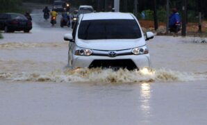 Tips Aman Mobil Listrik Saat Melewati Banjir